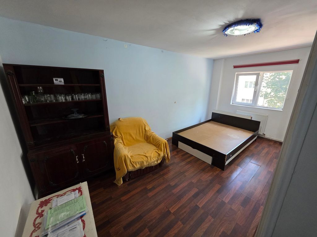 Apartament 2 camere(transformat in 3) zona CET