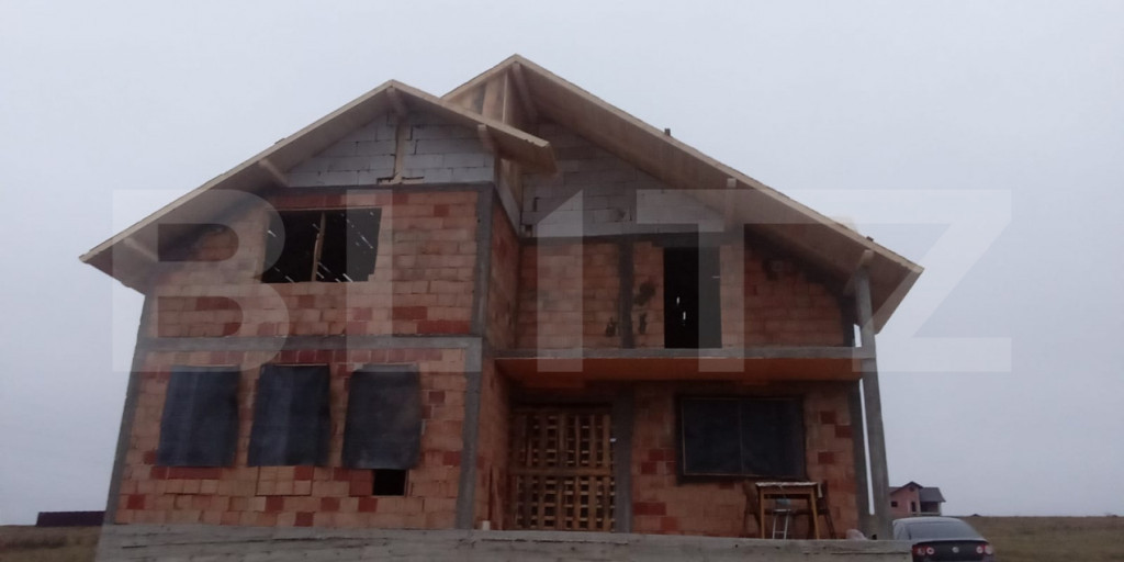 Casa la rosu de vanzare, Scheia, 10 ari teren.