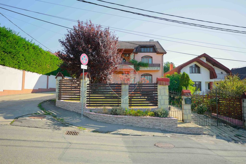 De vânzare pe str. Branului, casă de renovat, 5 camere, teren 514 mp