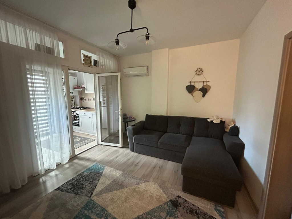 Închiriez apartament cu o cameră și grădină