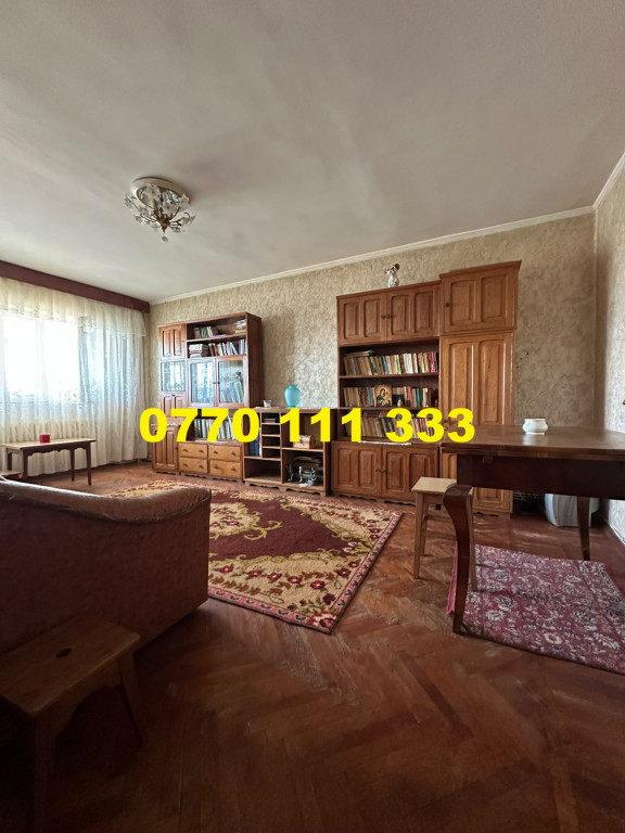 - Apartament 3 camere decomandat, zona Calarasilor.
