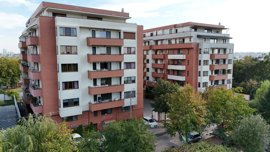 Ap 2 camere decomandat, terasă închisă și loc parcare, etaj