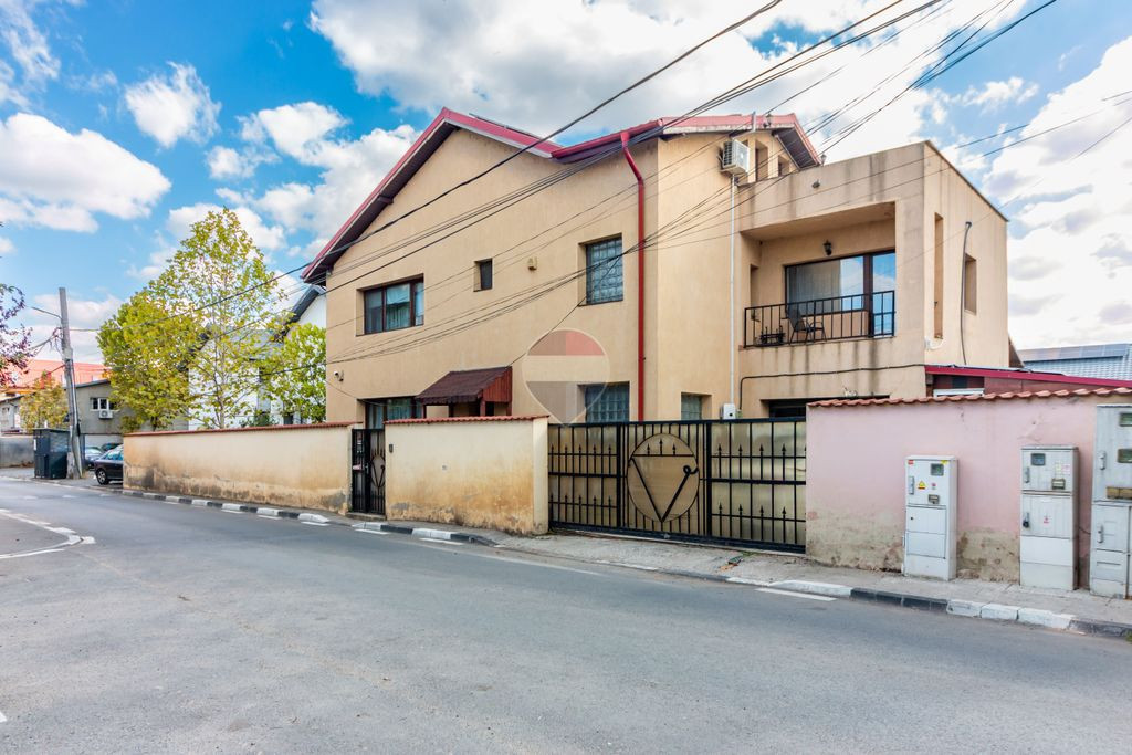 Casă / Vilă cu 8 camere de vânzare în CHIAJNA