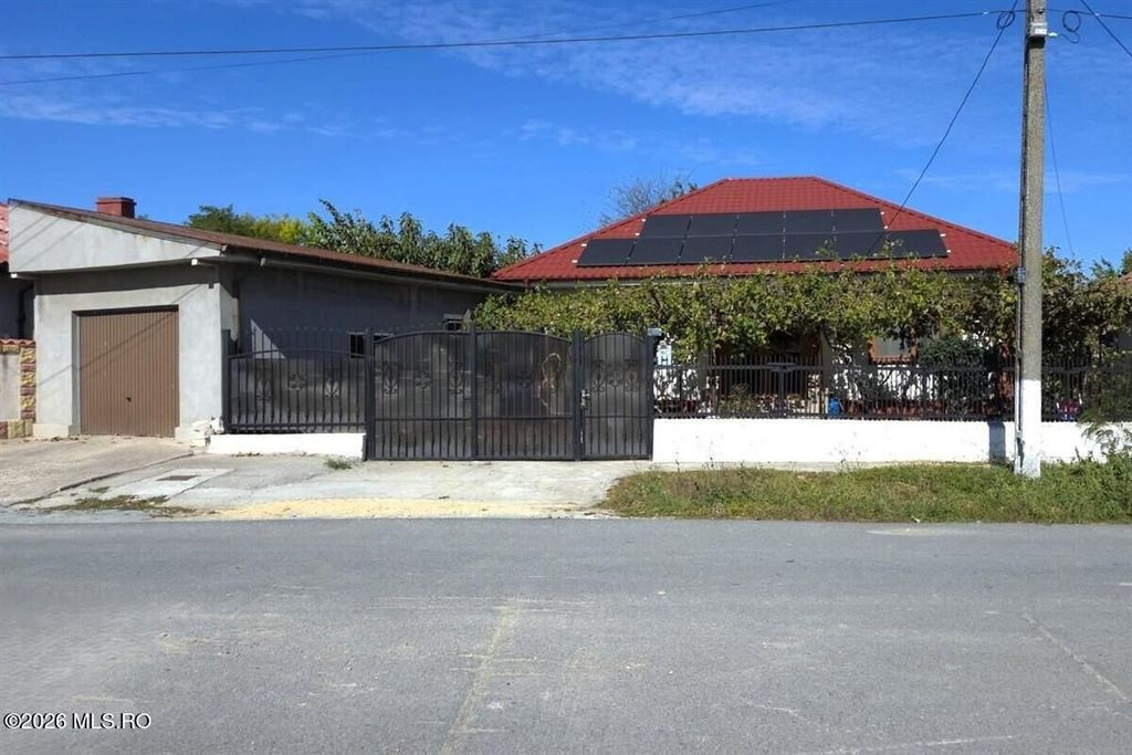 Castelu - Str. Florilor, casa din 2012, teren 737 mp si 106 mp utili