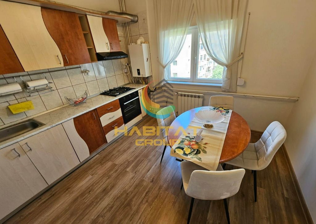 3 camere - liber - foarte curat