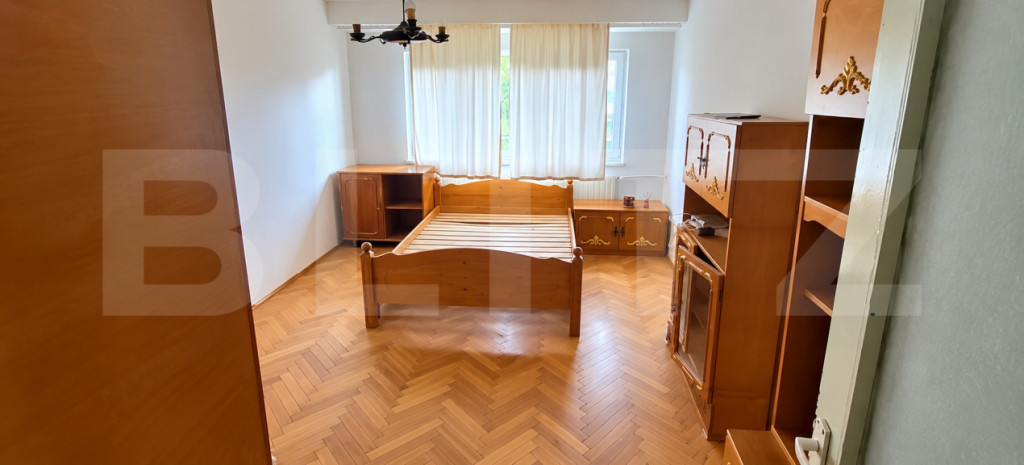 Apartament 3 camere,etaj 1,zona Centru