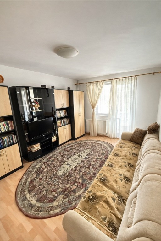 Apartament 3 camere, decomandat, etaj 1/4, zona Calea Bucuresti!