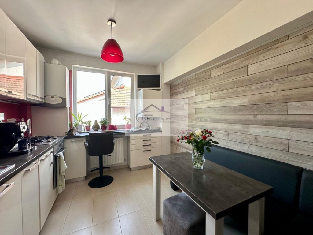 Apartament 3 camere -zona Andrei Muresanu-in bloc tip vila