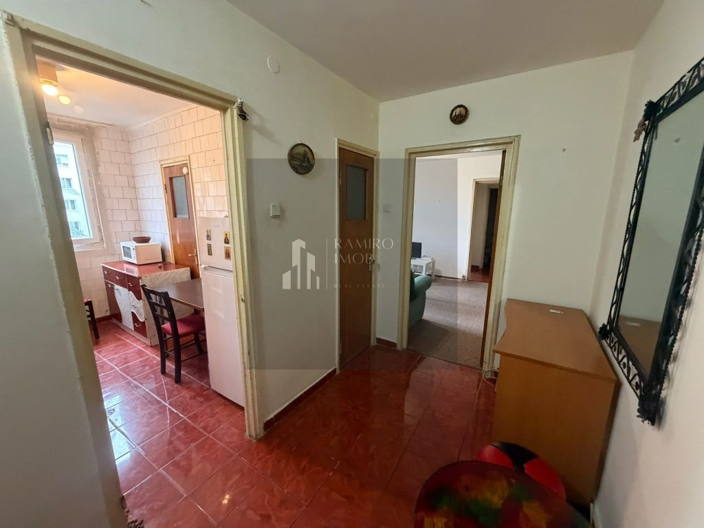 Apartament 3 camere, B-dul 1 Decembrie, etaj intermediar, de renovat