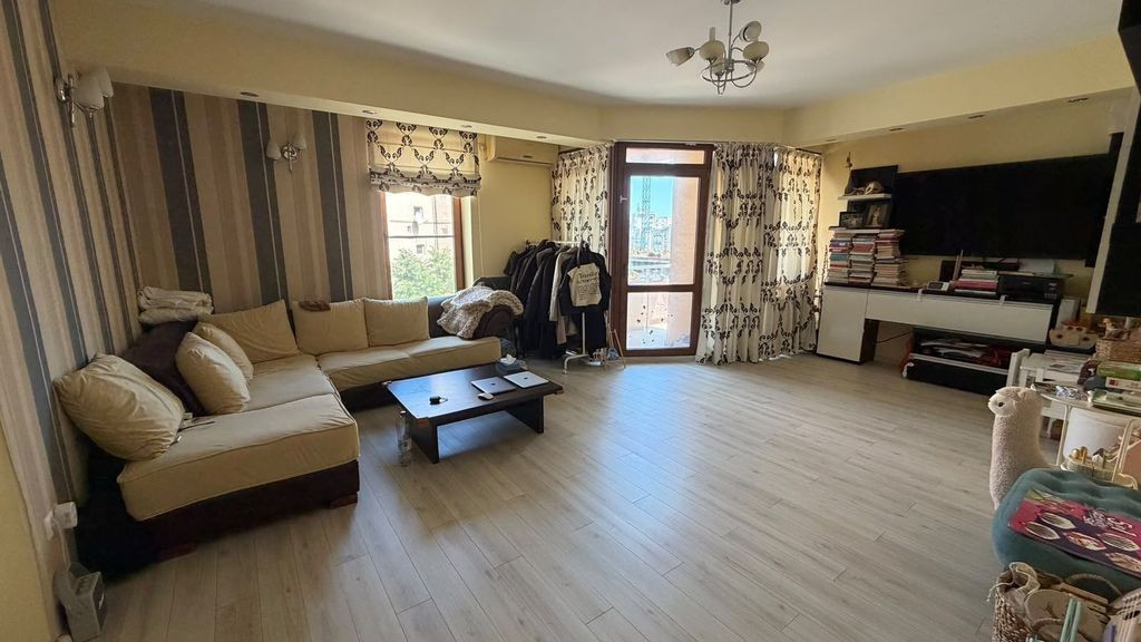Apartament 3 camere cu 3 balcoane loc de parcare bloc nou Compozitorilor