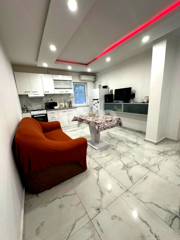 Inchiriez-3 CAMERE | 60 MP | PARTER | OPEN-SPACE + BALCON |