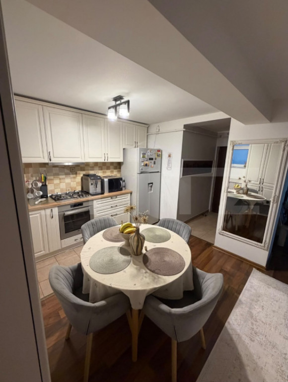 Apartament 3 camere, etaj intermediar, 75,5 mp totali, carti