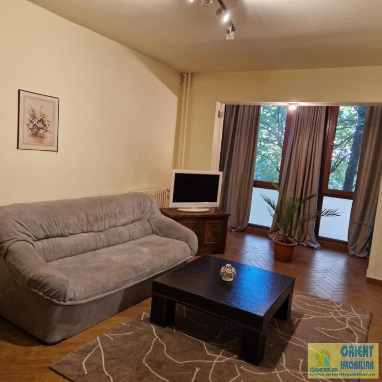 Tomis Nord, de inchiriat 3 camere, decomandat, gaze, mobilat