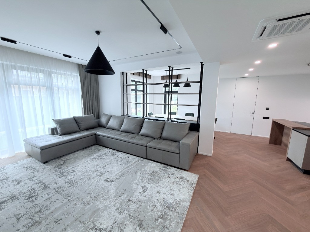 Casă de vânzare cu design contemporan și dotări premium