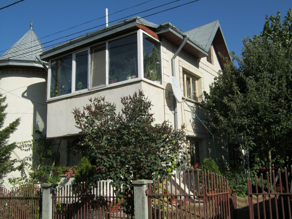 Casa cu etaj si cladire separata de 250mp