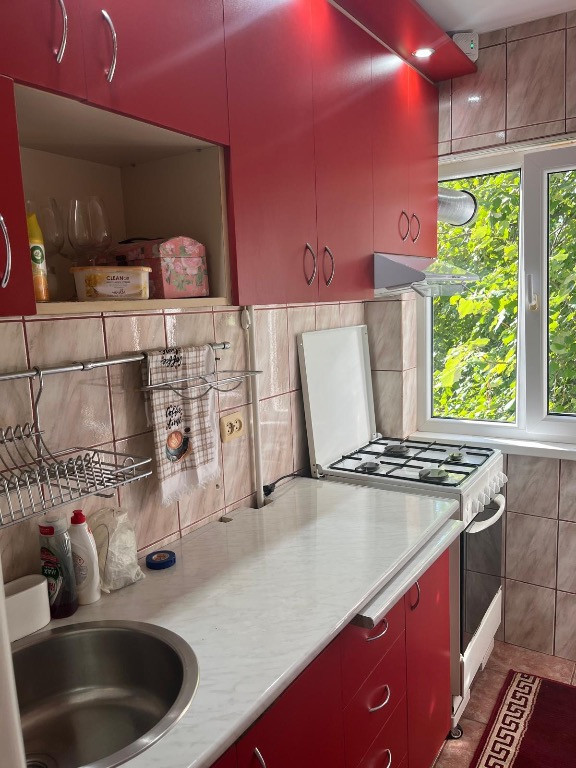 Apartament 2 camere renovat, etaj 2/4, loc de parcare. Giurgiului