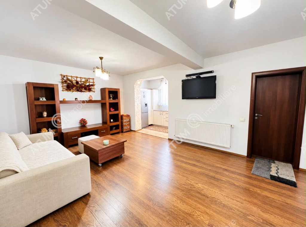 Apartament cu 3 camere decomandate etaj intermediar zona Tur