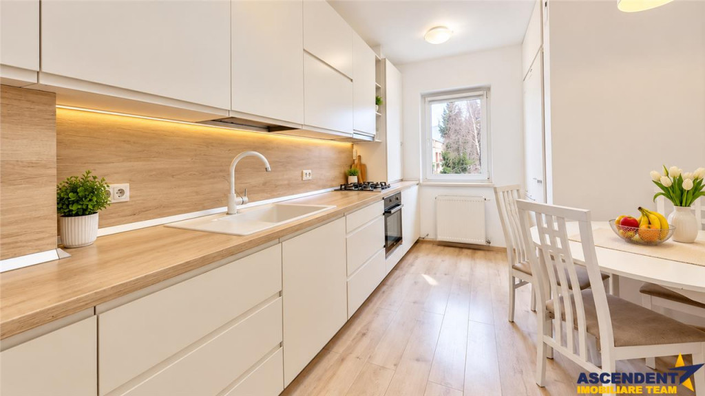 Apartament cu 3camere, etaj1, bloc de 4 nivele, langa Piata