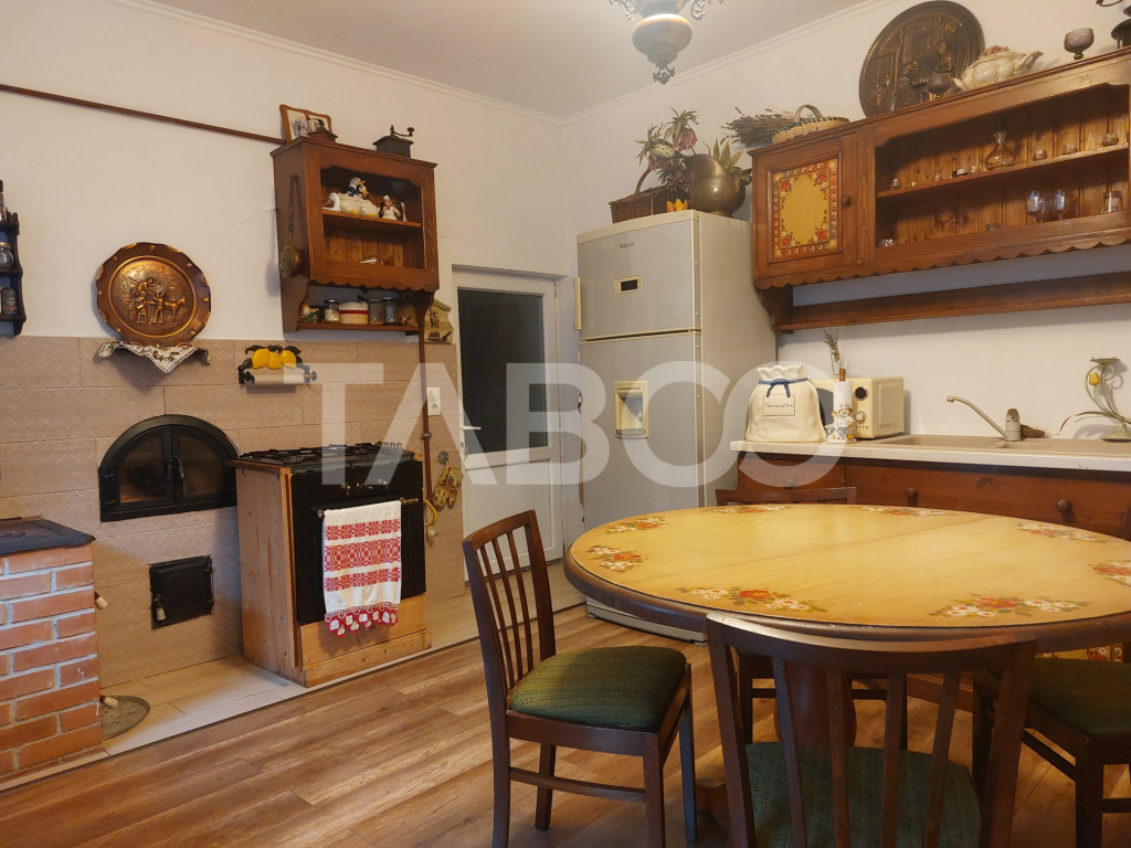 Casa 45 mp 1 dormitor bucatarie baie hol loc parcare in curt