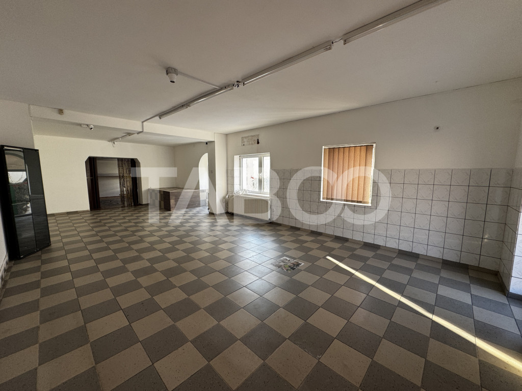 Spatiu comercial cu 2 camere 70 mpu vedere la strada Cristia