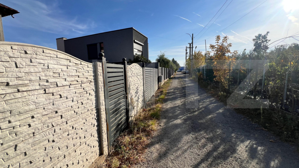 Casă spațioasă, cu arhitectură deosebită și teren de 1