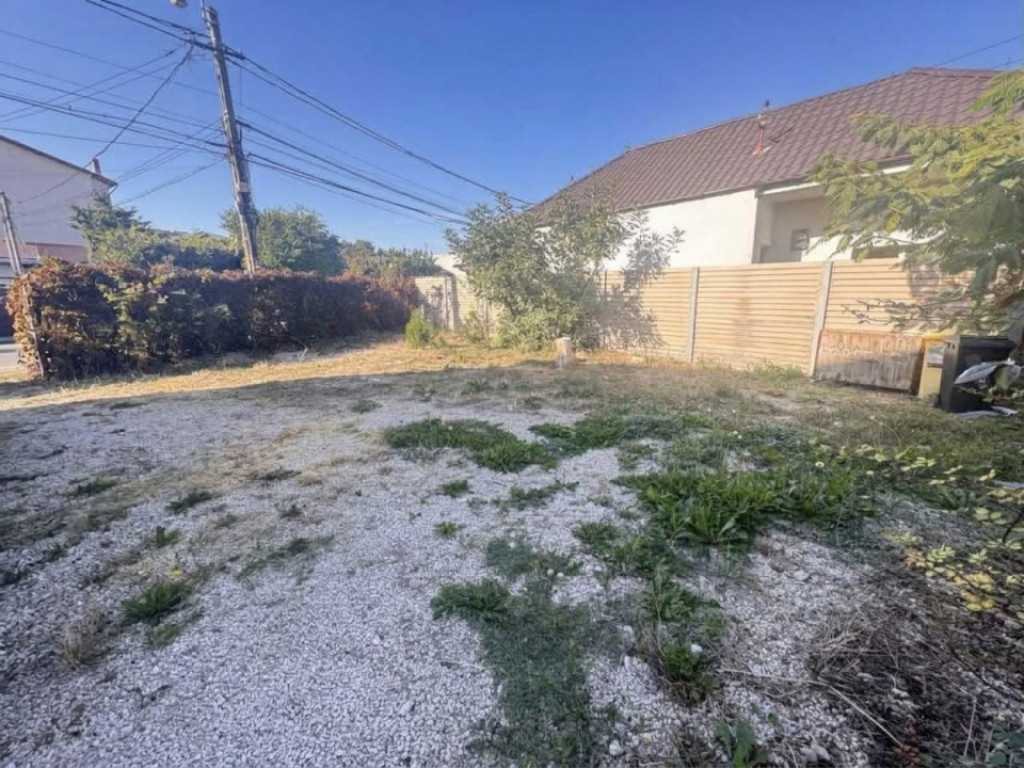 Teren intravilan 170 mp – dublă deschidere la două stră