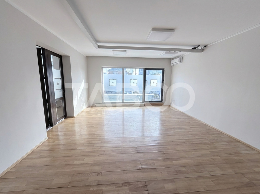 Cladire de birouri cu spatiu comercial la parter si 6 locuri