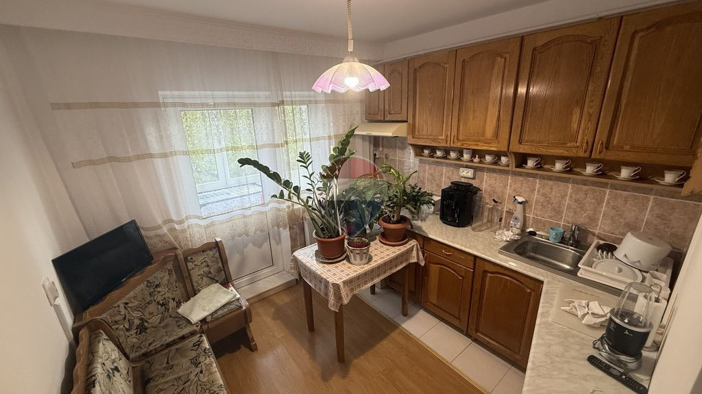 Apartament cu 2 camere decomandat + garaj + boxa
