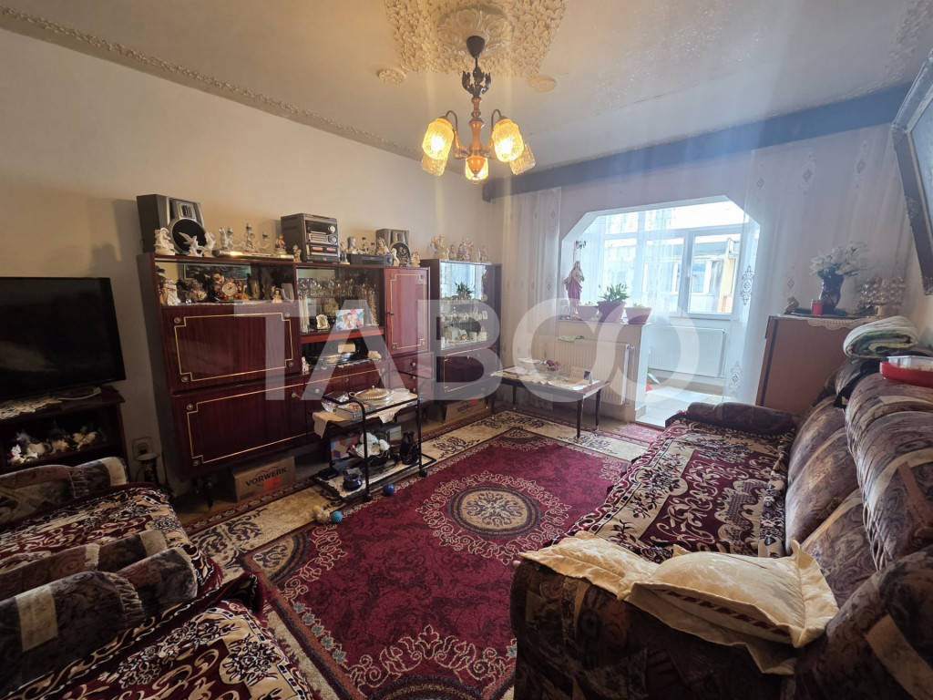 Apartament 3 camere decomandat zona 1 Decembrie 75mp si boxa