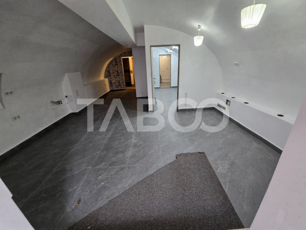 Spatiu comercial de vanzare 55 mp curte parcare zona Central