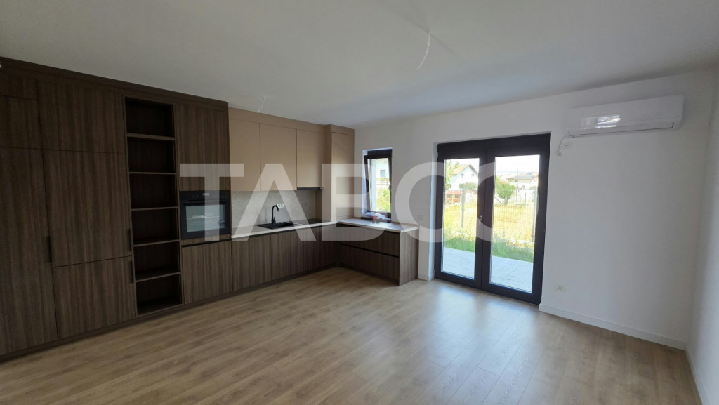 Apartament de vanzare nou nelocuit cu curte proprie si parca