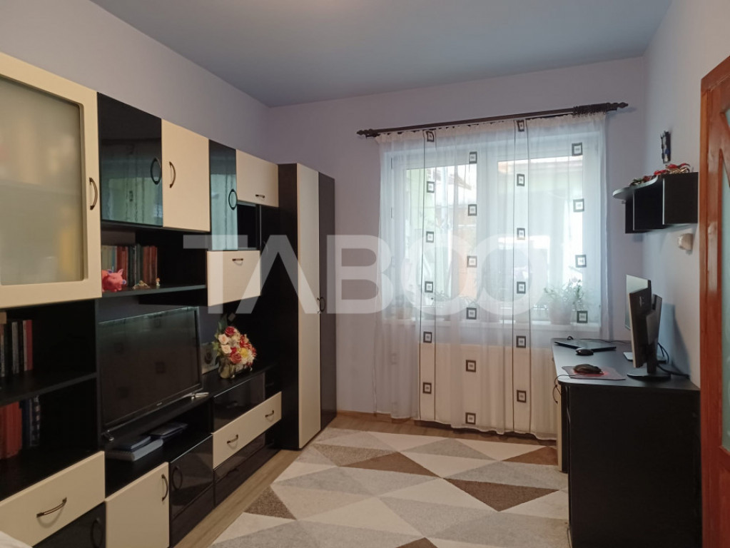 Apartament de vanzare la casa 3 camere terasa pivnita Orasul
