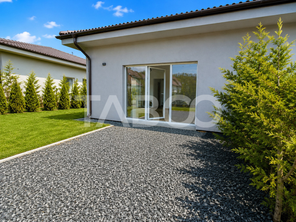 Duplex pe un singur nivel 3 camere 2 bai 235 mp teren in Tal
