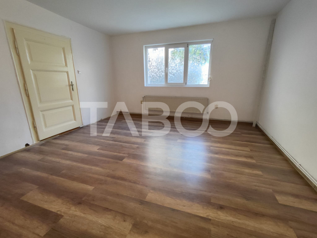 Apartament decomandat 93 utili curte proprie pivnita Sub Ari