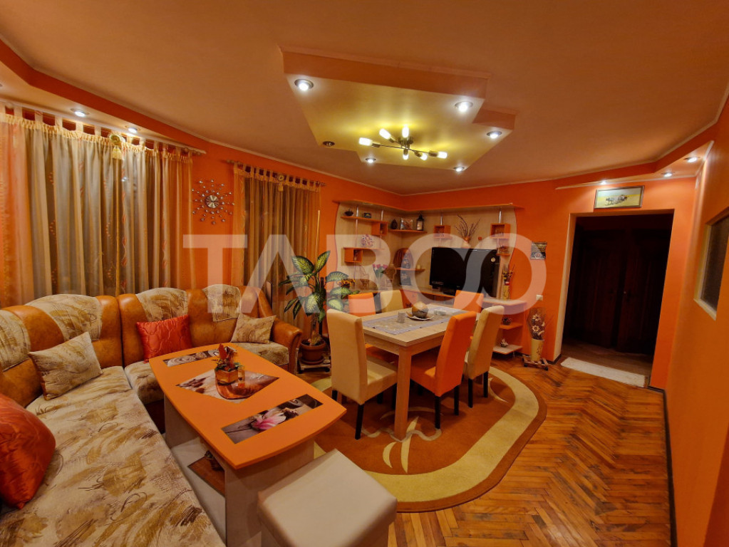 Casa de vanzare cu 5 camere garaj incalzit 2 bai in zona Til