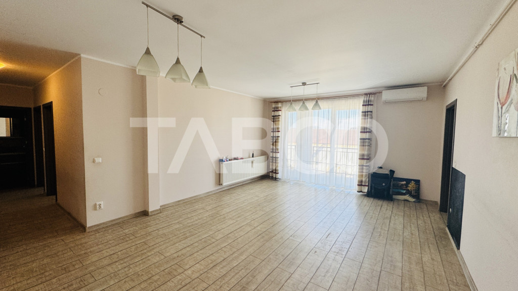 Apartament de vanzare 3 camere lift parcare bloc nou City Re