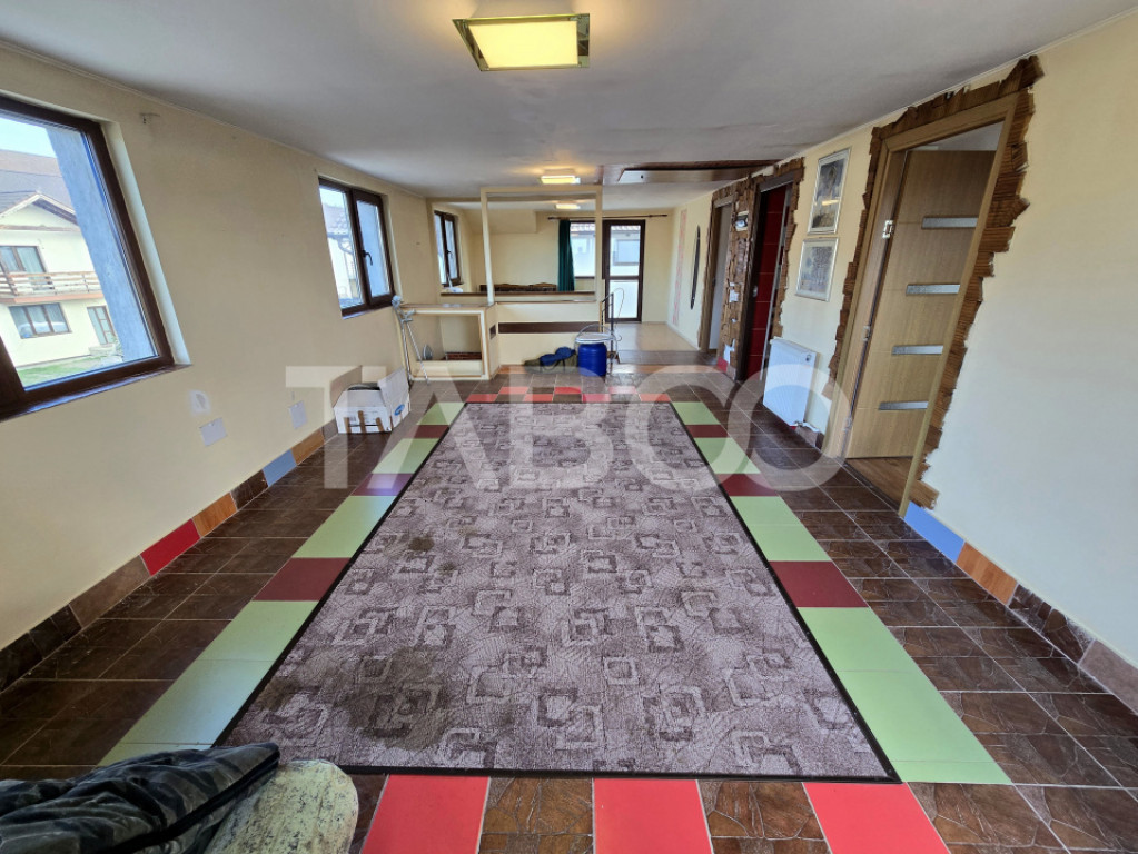 Casa de vanzare cu 6 camere 2 parcari curte libera 200 mp in