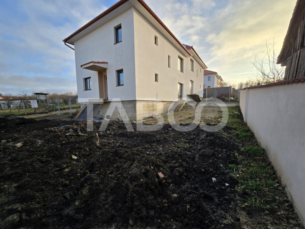 Casa tip duplex de vanzare 120 utili teren 300 mp Sura Mica
