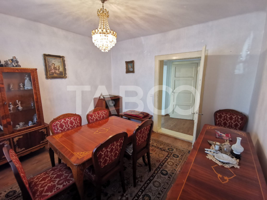 Casa cu 2 camere decomandate 335 mp teren in zona Parcul Tin