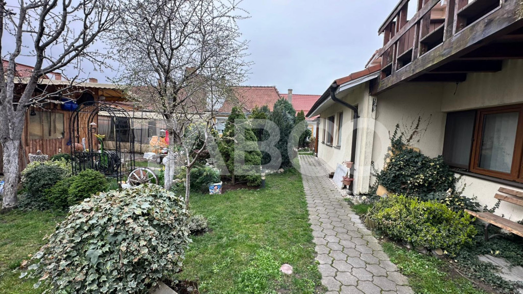 Casa cu 2 apartamente separate cu acces auto garaj Piata Cl