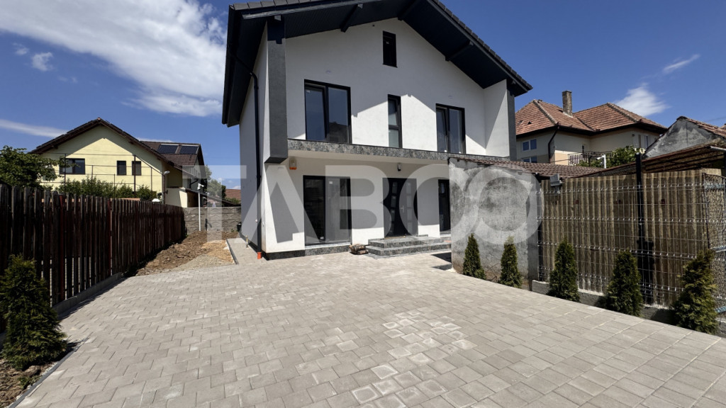 Casa spatioasa cu 4 camere si 3 bai de vanzare 254mp Turniso