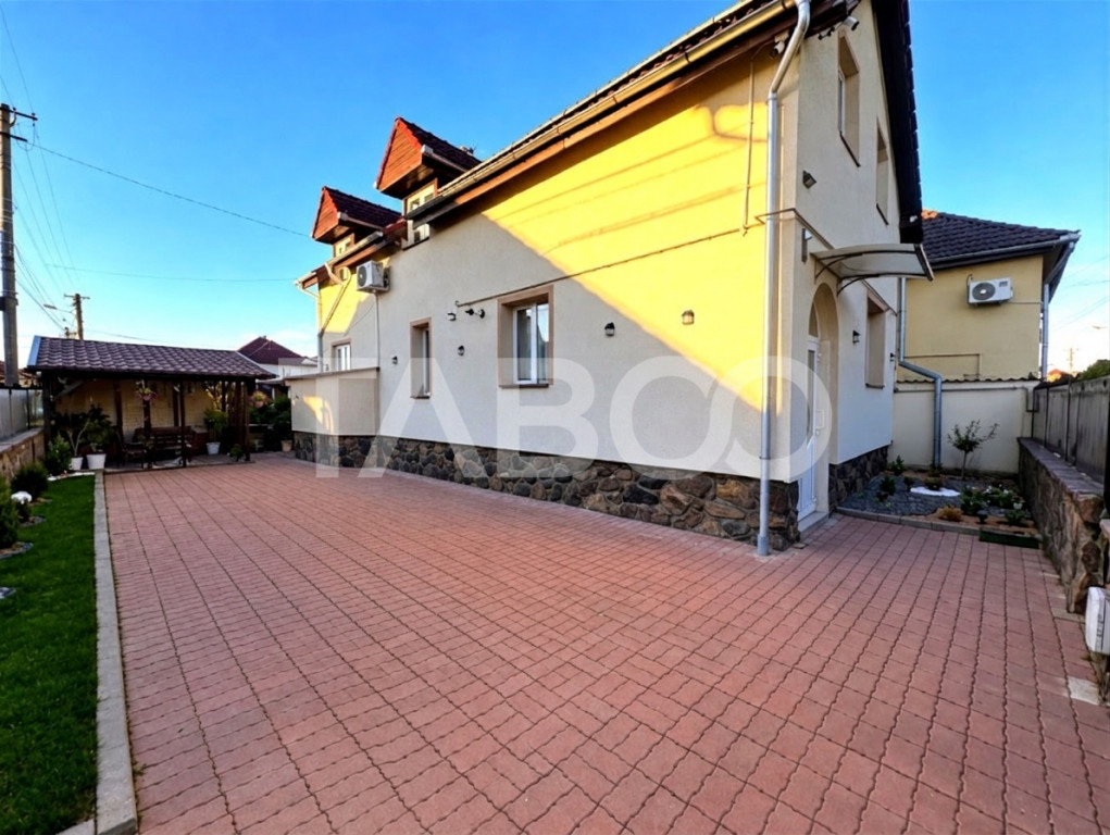 Casa individuala de vanzare cu 2 fronturi stradale zona Tigl