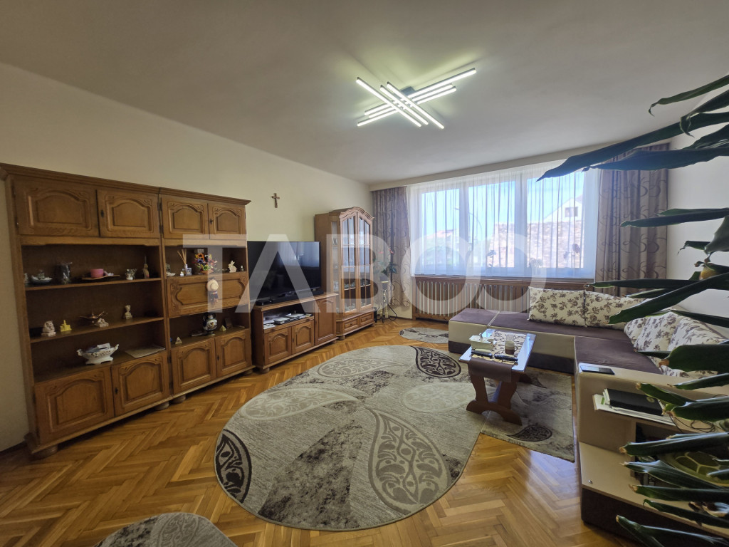 Apartament 5 camere de vanzare 182mpu decomandat zona Piata