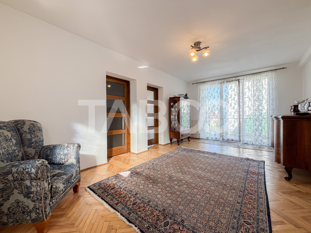 Apartament cu 3 camere de vanzare in Piata Cipariu locatie e