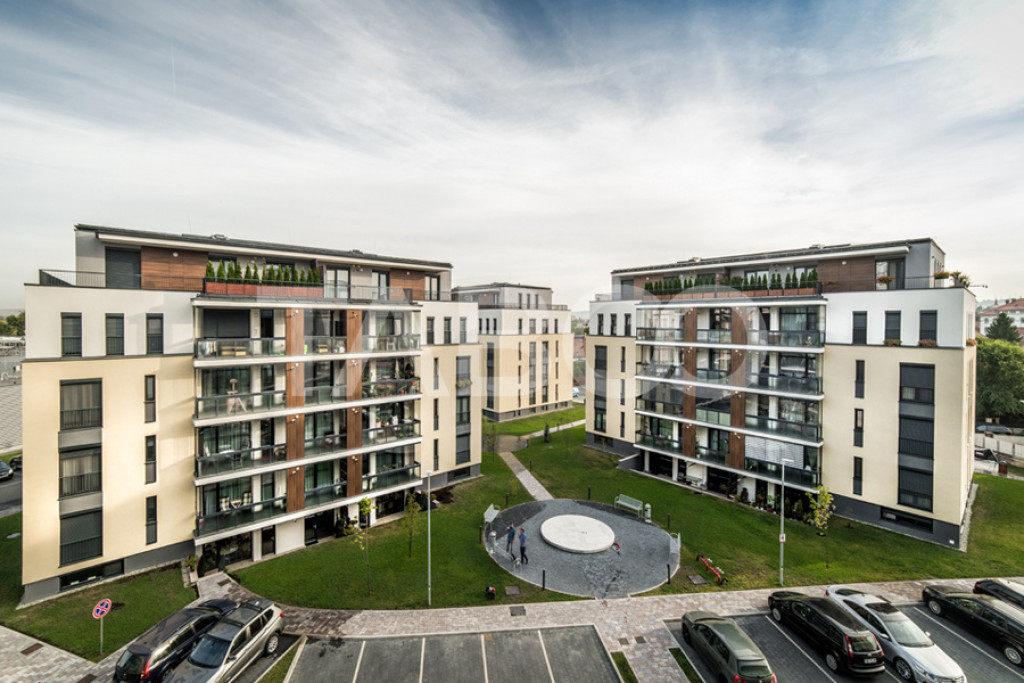Apartament de vanzare 4 camere balcon boxa lift bloc nou zon