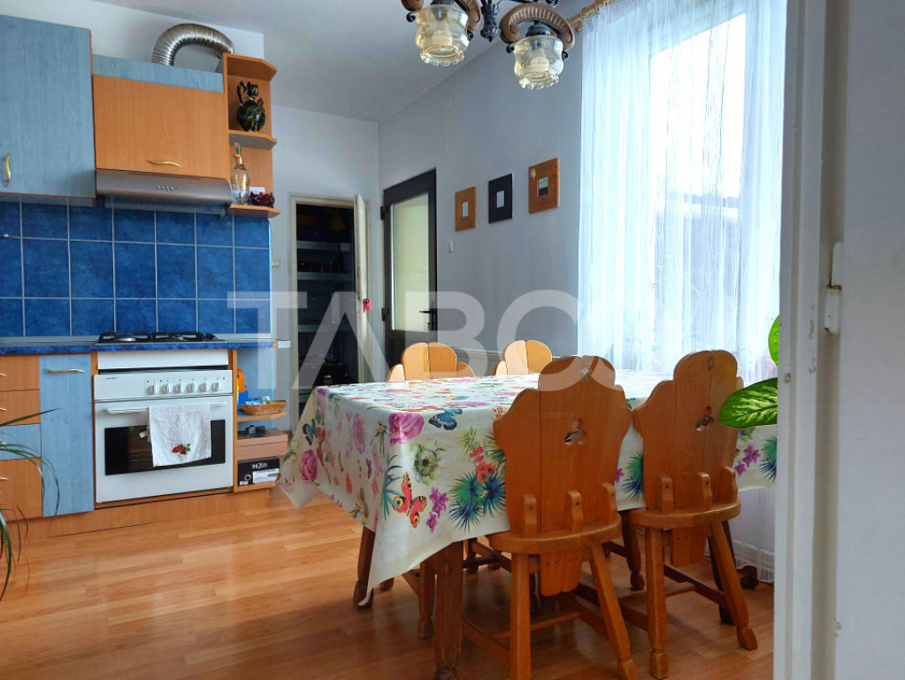Casa si curte pretabila pentru 2 familii 980 mp teren liber