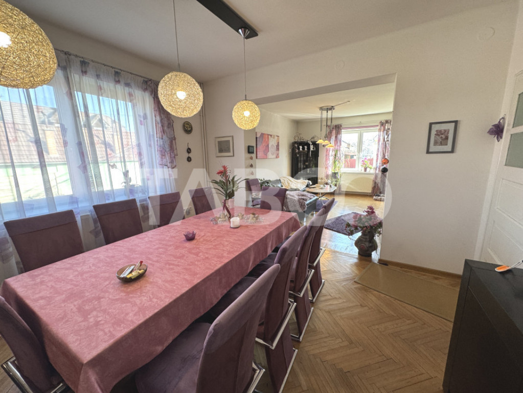 Casa individuala plus apartament 2 fronturi teren 584 mp Tur