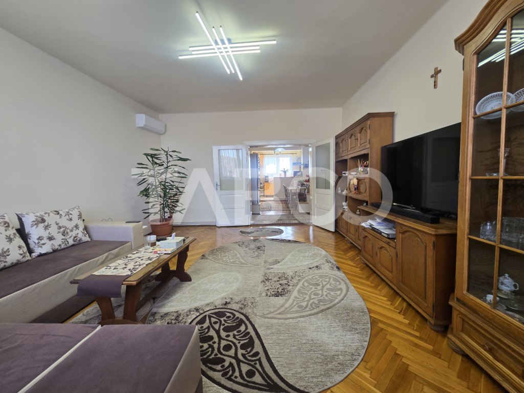 Casa individuala de vanzare 332mpu curte 295mp zona Piata Cl