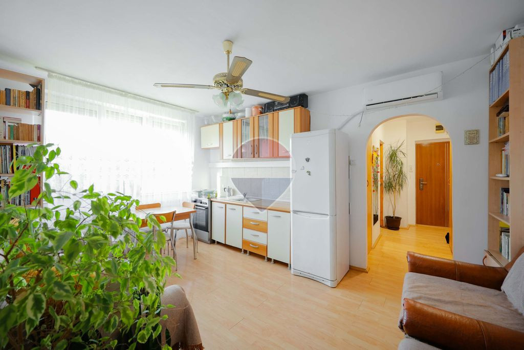 De vânzare apartament cu 2 camere, în zona Rogerius
