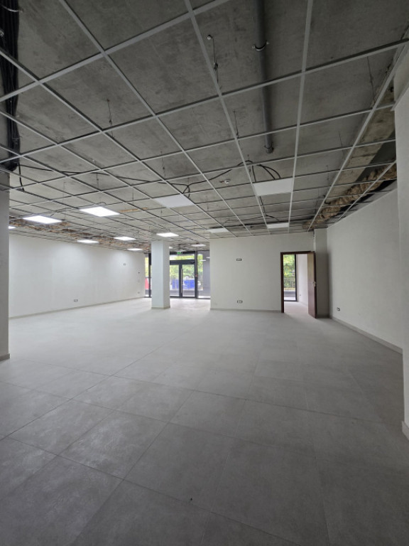 Spațiu comercial de 173 mp, 2 birouri, magazie, curent trif